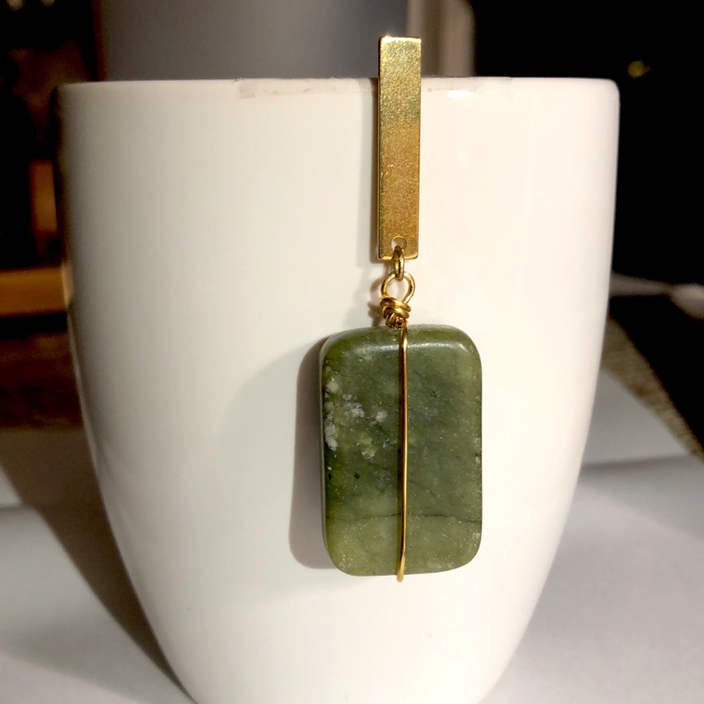 Stone and vertical post earring - Handmade